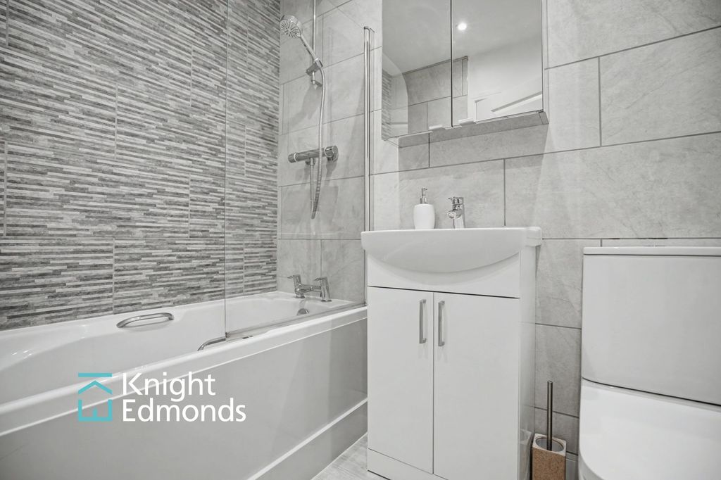 Property photo 2 of 11 Bathroom