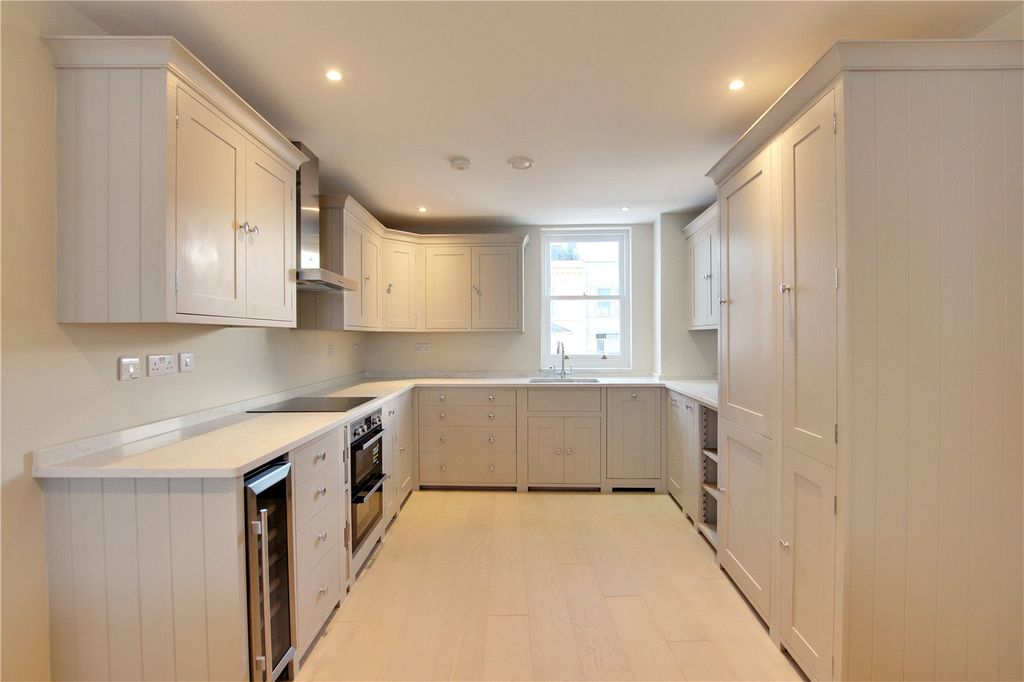 Property photo 2 of 7 Kitchen