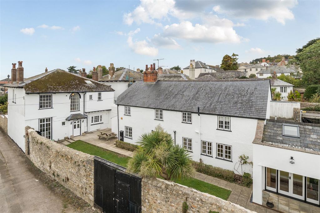 Property photo 2 of 28