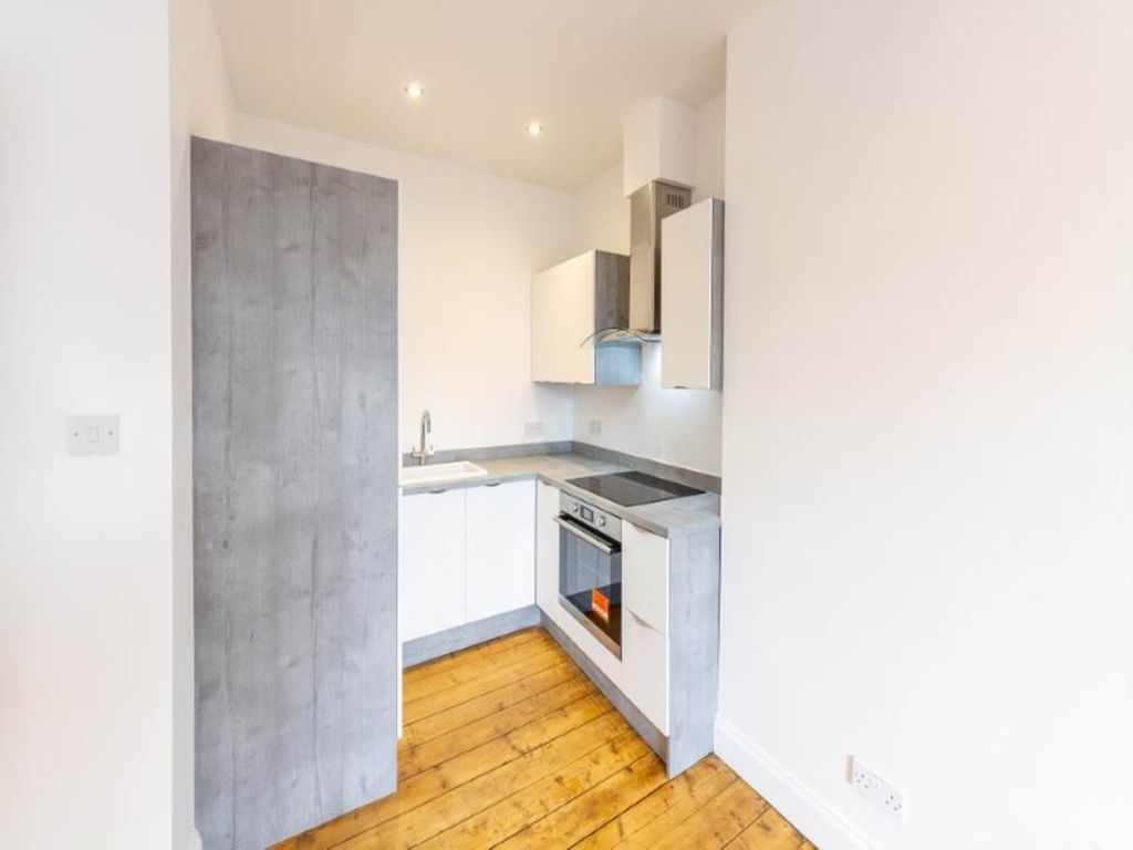 Property photo 3 of 6 Kitchen