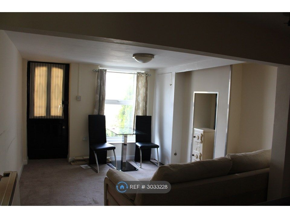 Property photo 3 of 7 Living Room