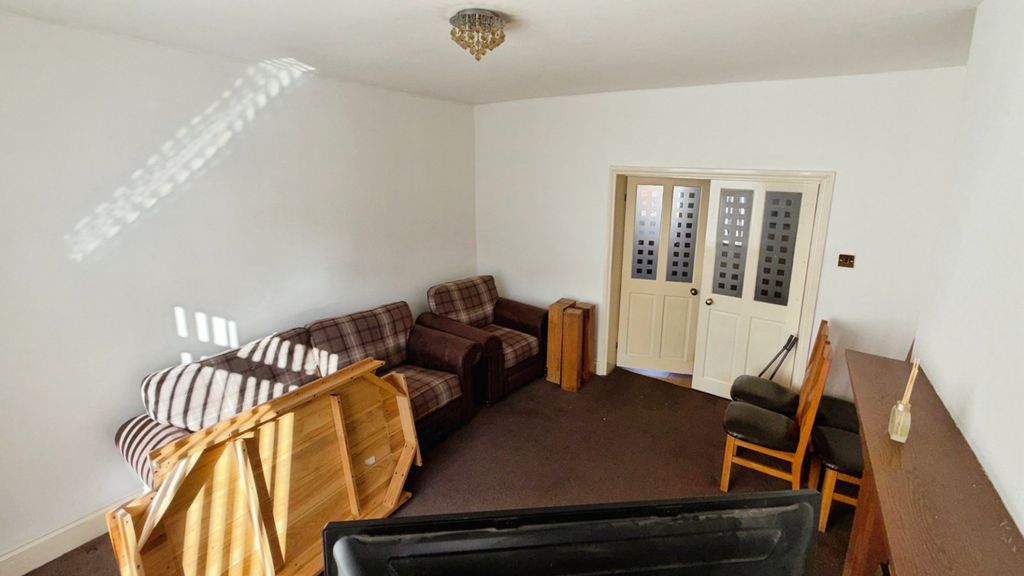 Property photo 3 of 15 Lounge