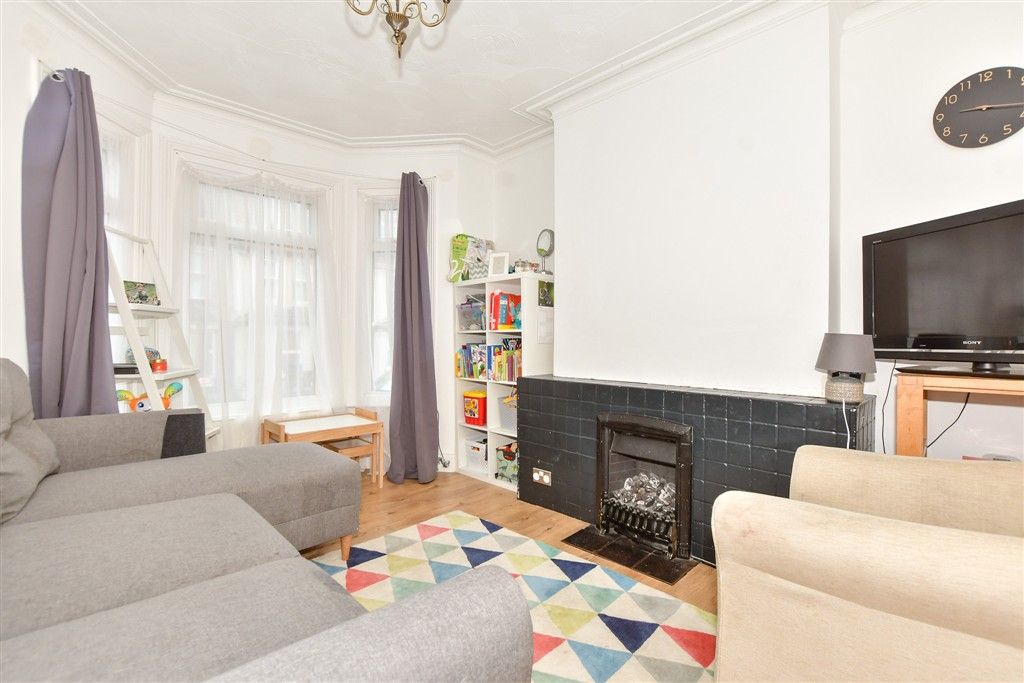 Property photo 3 of 16 Lounge