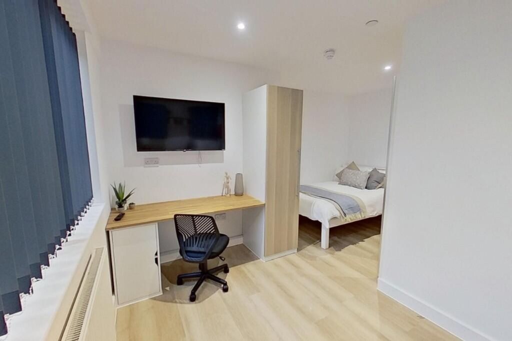 Property photo 1 of 5 This Inviting Double Bedroom Features A Spacious l...
