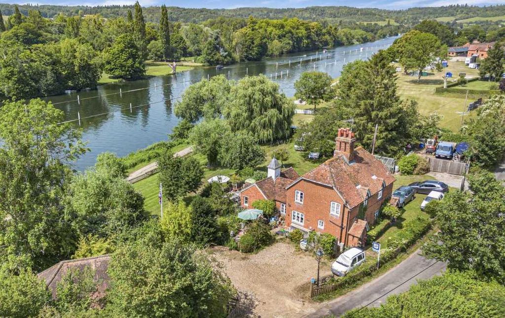 Property photo 1 of 33 Old Blades, Remenham Lane