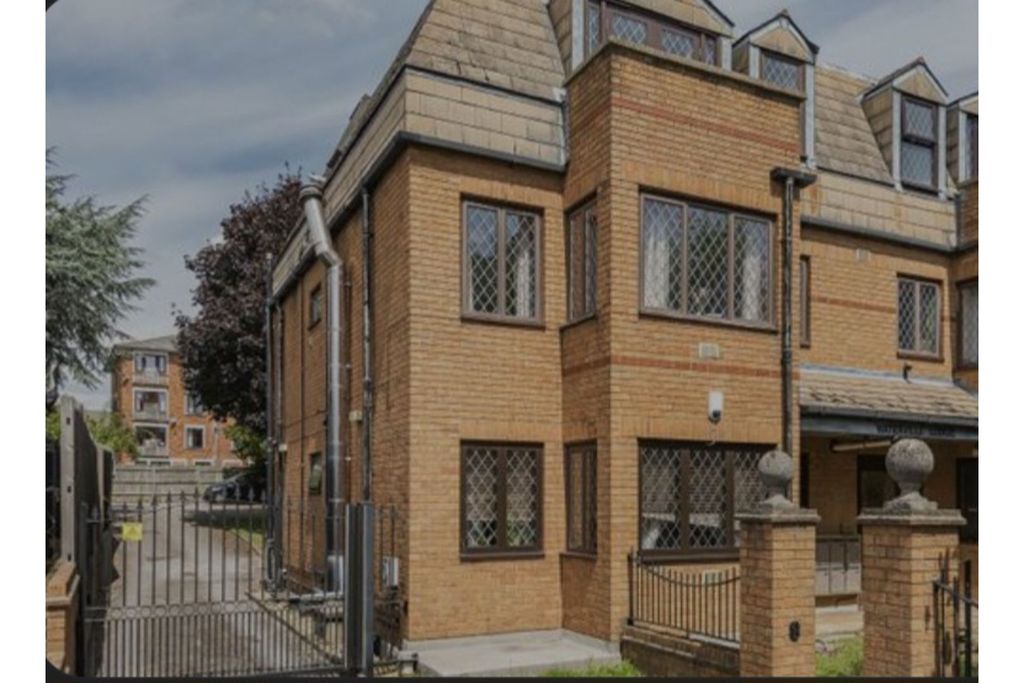Property photo 1 of 2 Outside