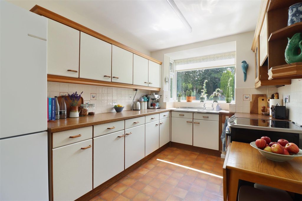 Property photo 2 of 21 Kitchen (2).Jpg