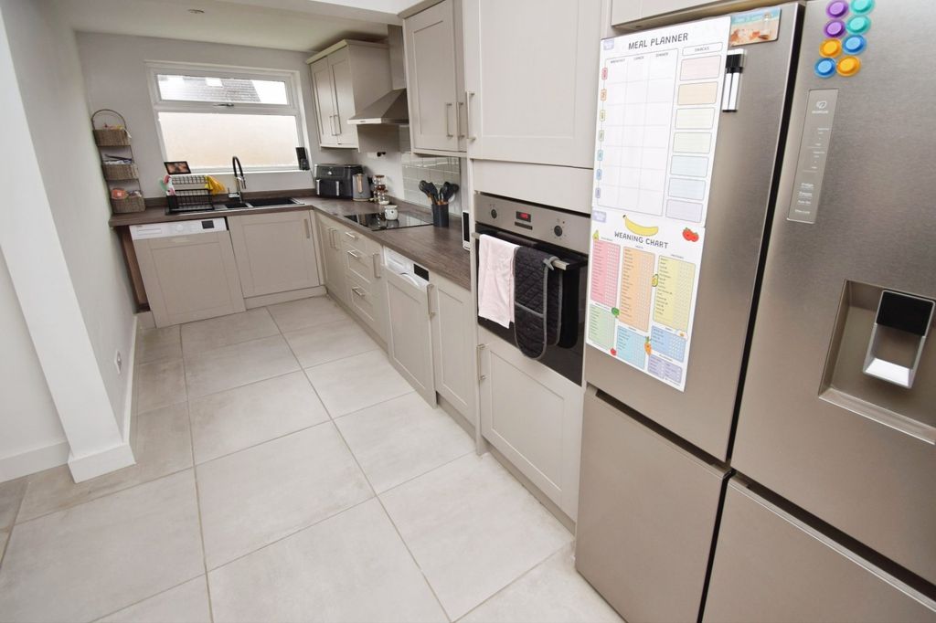 Property photo 3 of 18 Kitchen