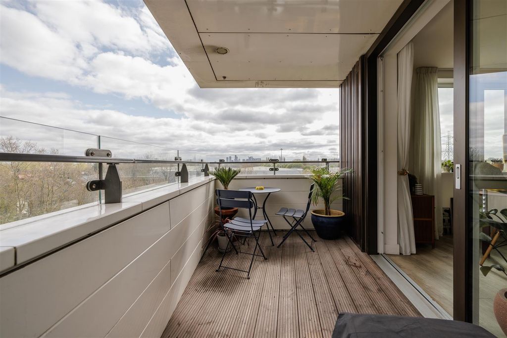 Property photo 3 of 23 Beck Square, E10