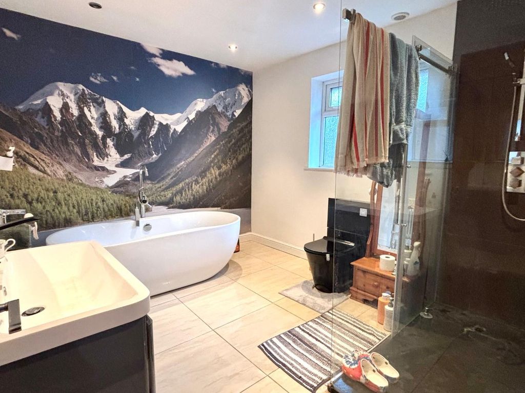 Property photo 3 of 6 Bathroom