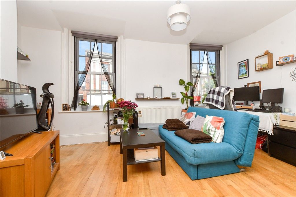 Property photo 3 of 6 Lounge / Kitchen