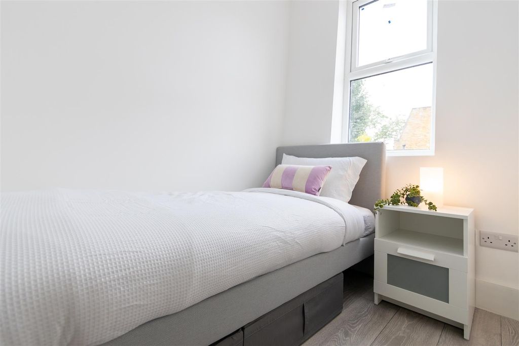 Property photo 3 of 6 Bed Area (1 Of 1).Jpg