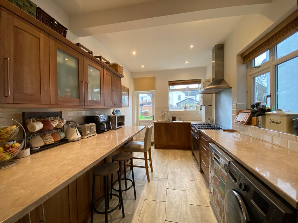 Property photo 3 of 21 Kitchen
