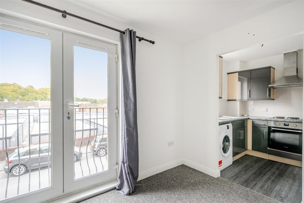 Property photo 2 of 10 Lounge Kithcne.Jpg