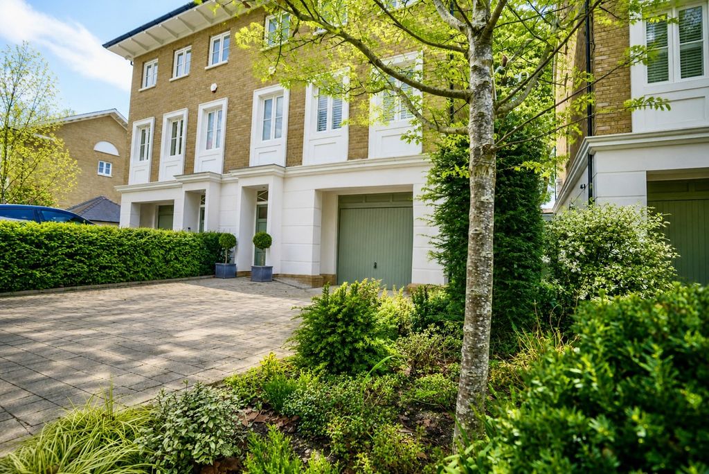 Property photo 1 of 27 Stunning Three Bedroom Town House - Alderley Park