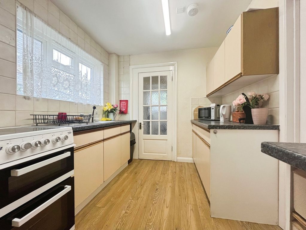 Property photo 3 of 10 Kitchen