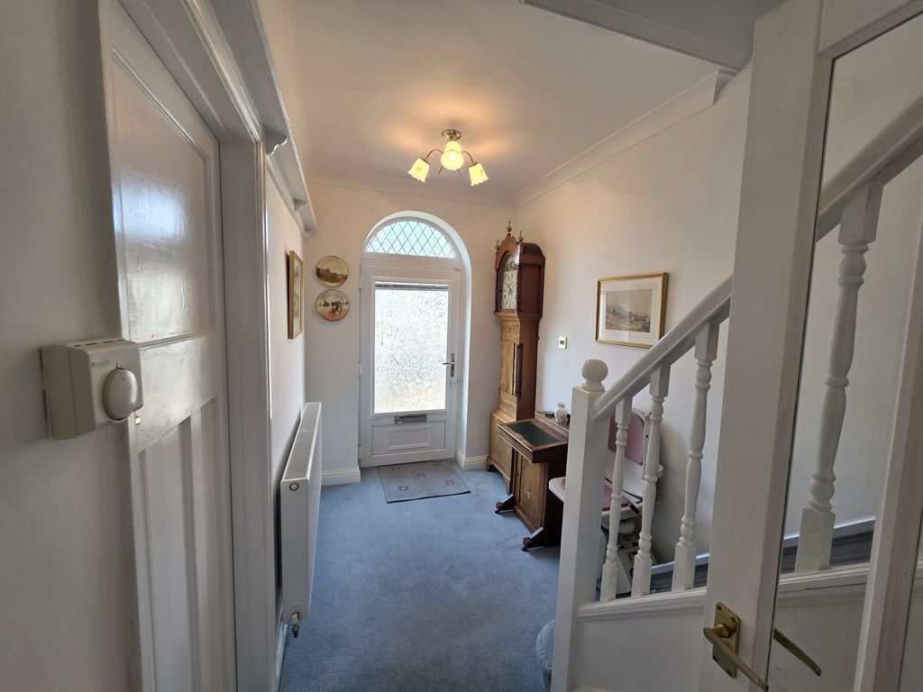 Property photo 2 of 19 Hallway