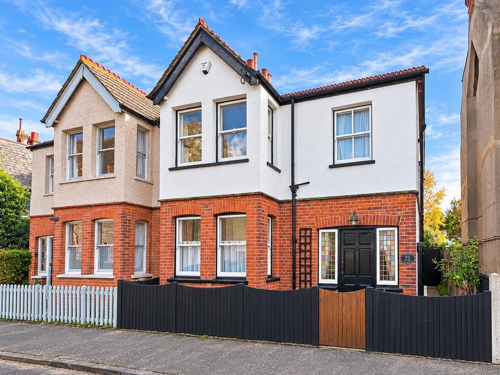 Property photo 1 of 27 Victorian Terrace House In Bright Daylight-Duplica