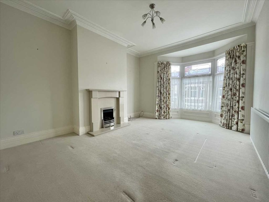 Property photo 3 of 10 Lounge/Bedroom No. 1 (Front)
