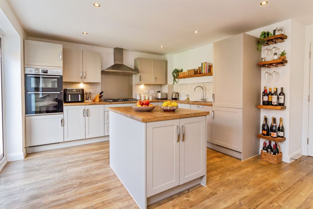 Property photo 3 of 16 Kitchen Diner: