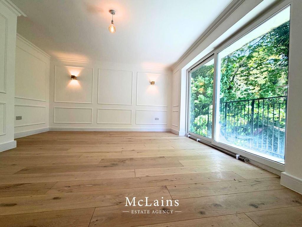 Property photo 3 of 7 Living Room