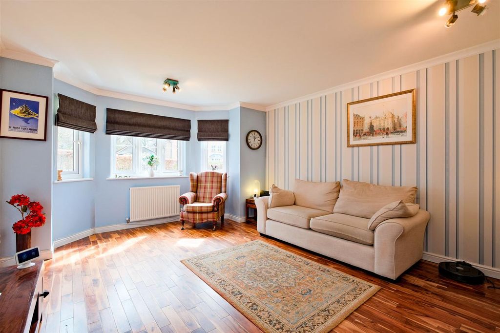 Property photo 2 of 16 Lounge