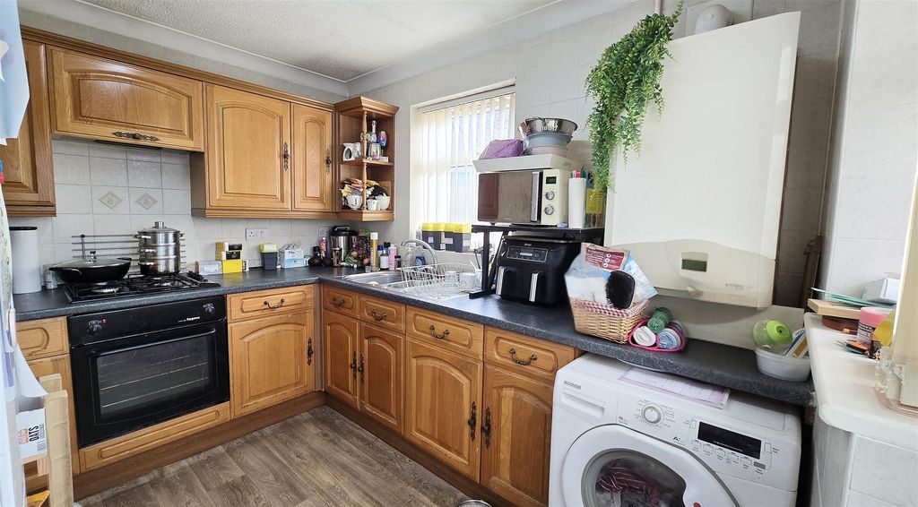 Property photo 2 of 14 Kitchen