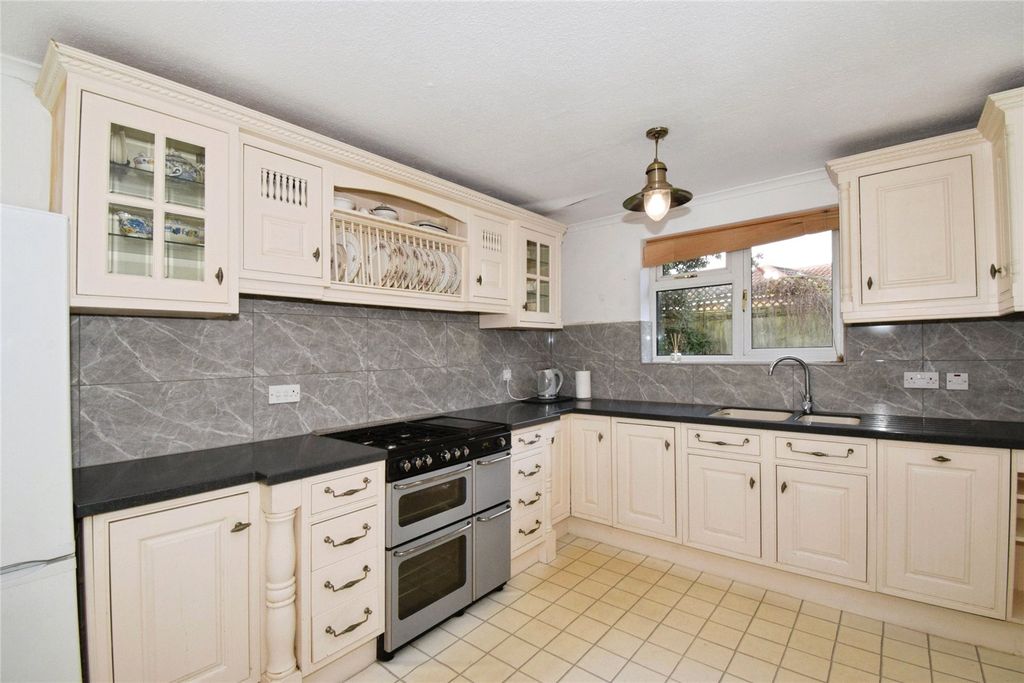 Property photo 3 of 19 Kitchen