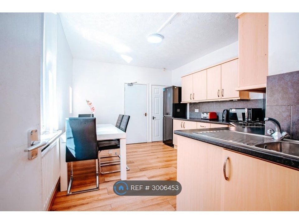 Property photo 2 of 6 Kitchen 1