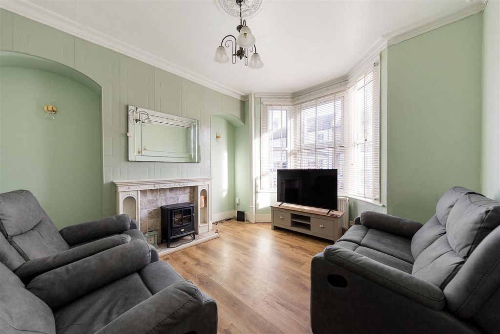 Property photo 2 of 27 St Johns Road, E17