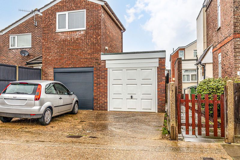 Property photo 2 of 21 .