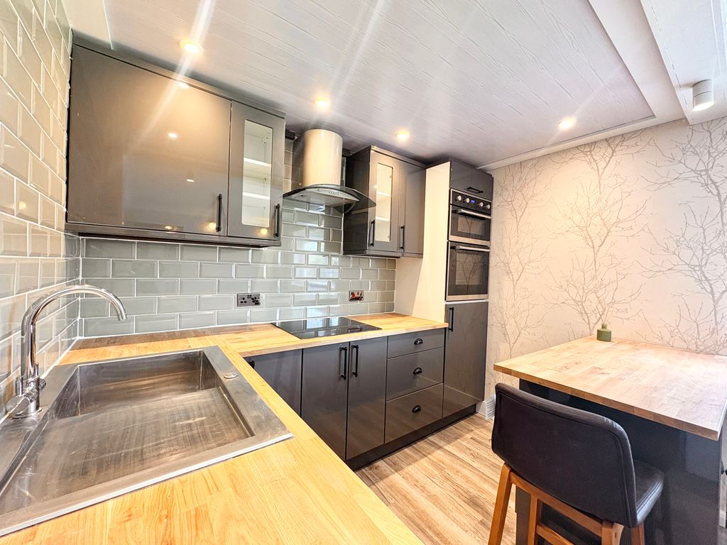Property photo 1 of 6 Kitchen