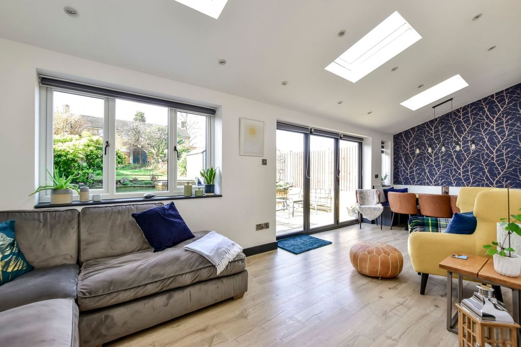 Property photo 2 of 27