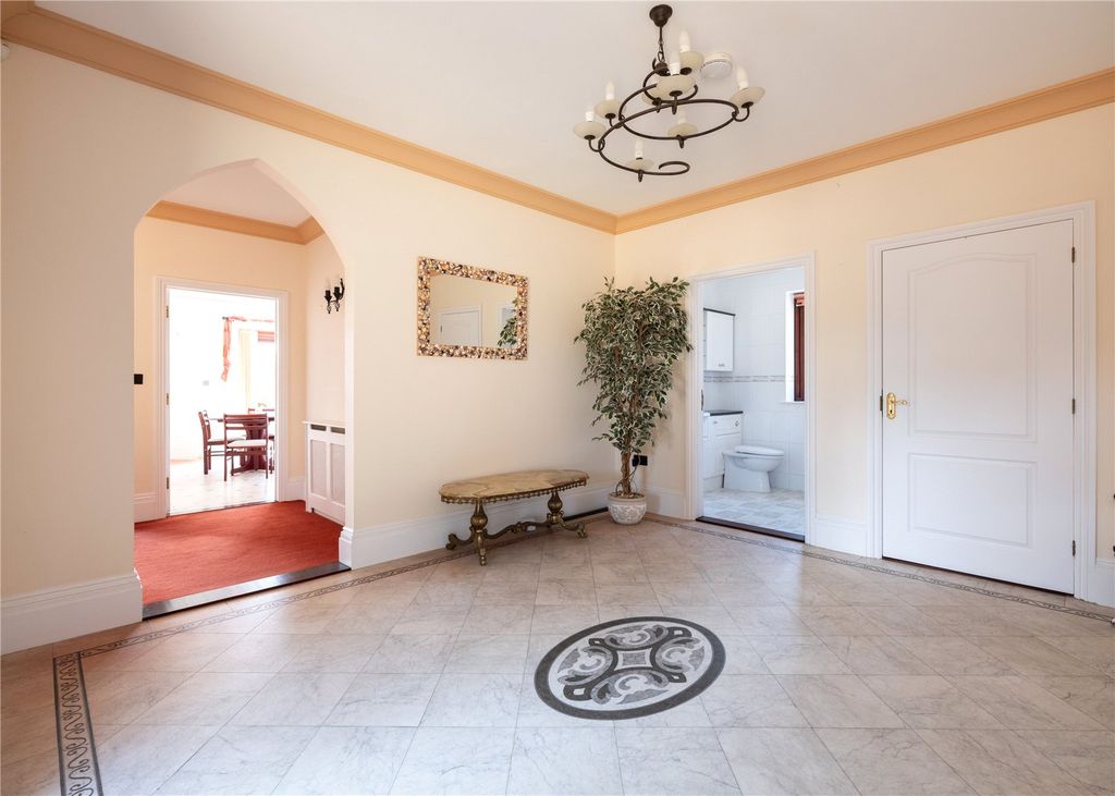 Property photo 3 of 20 Entrance Hall