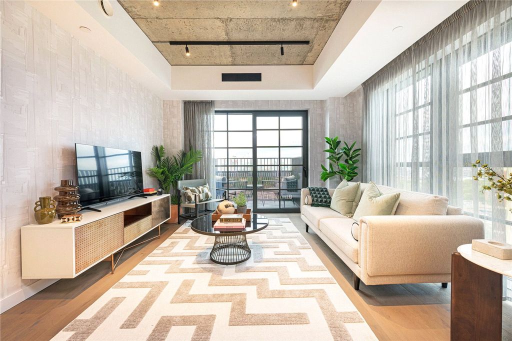 Property photo 1 of 11 Living Room