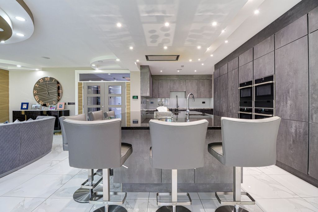 Additional image 5 of 7 bed detached house for saleLondon Road, Luton LU1