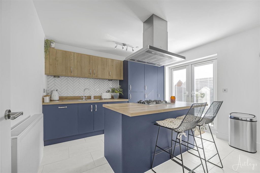 Property photo 1 of 32 Kitchen/Dining Room