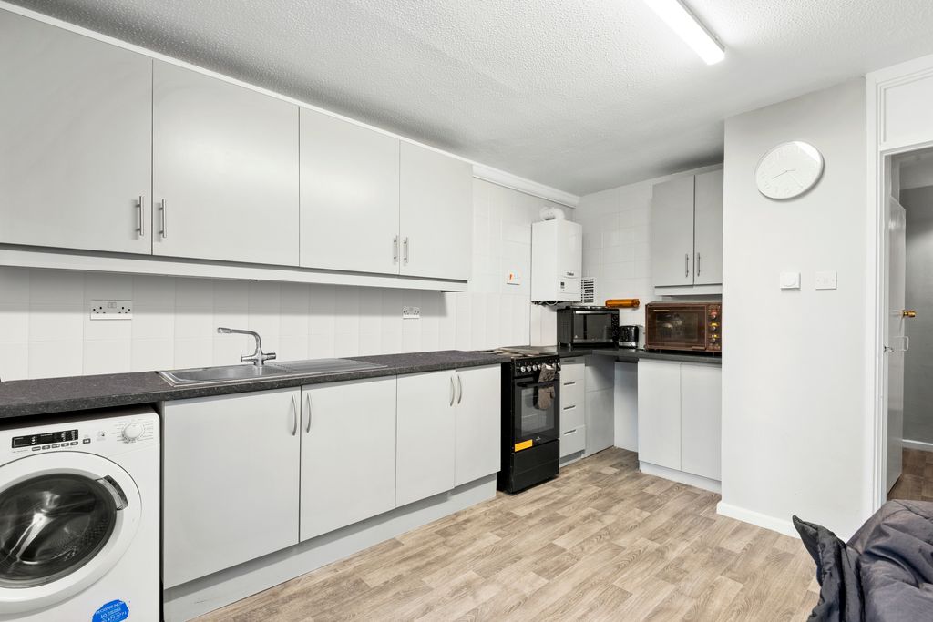 Property photo 3 of 8 3