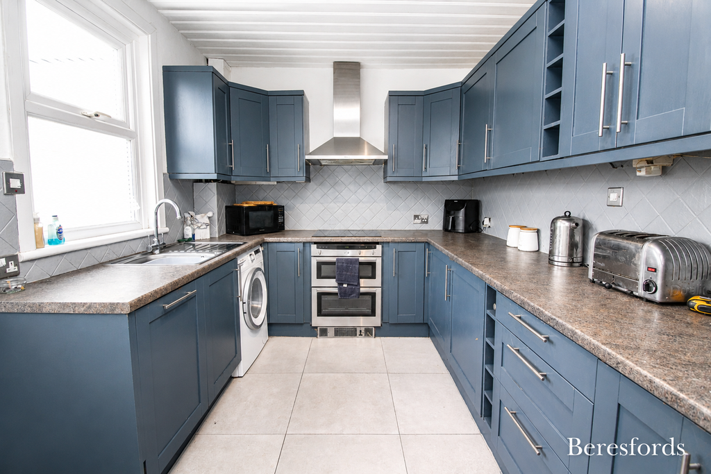 Property photo 3 of 11 Kitchen