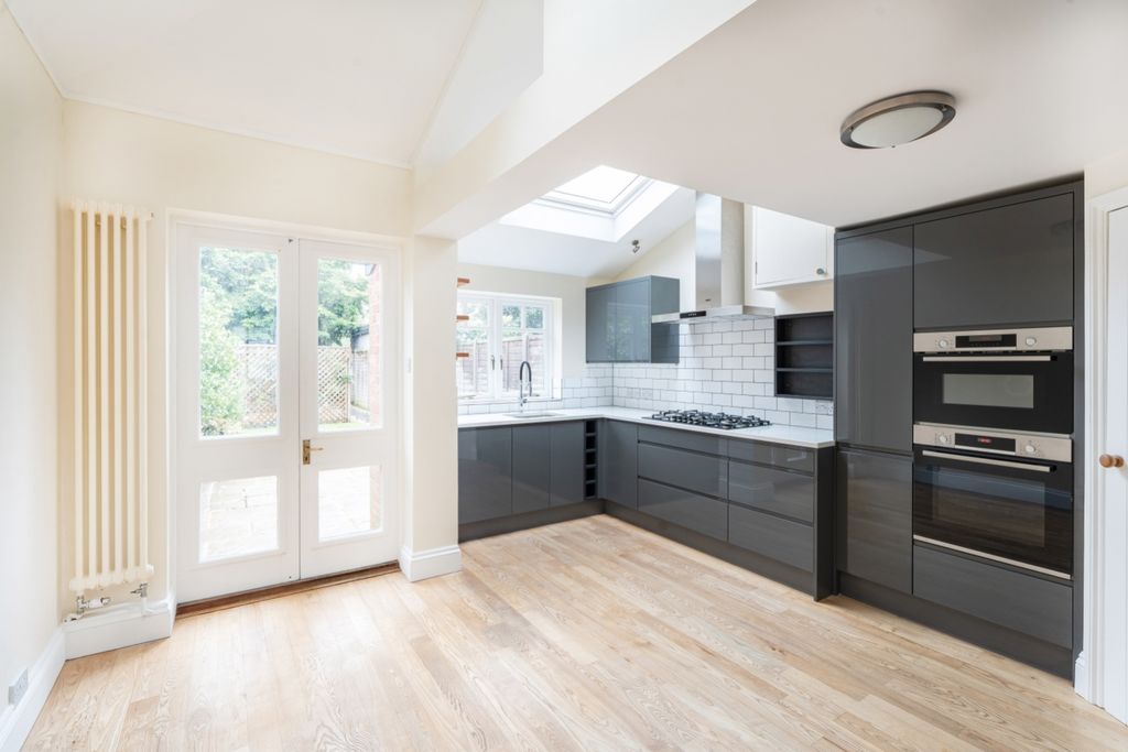 Property photo 2 of 10 131 Kingston Road Kitchen2