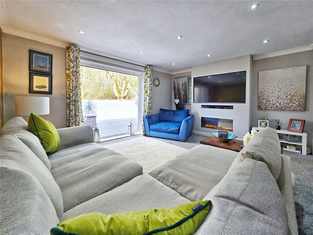 Property photo 2 of 37 Lounge