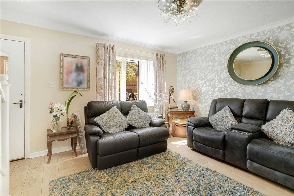 Property photo 2 of 20 Lounge (1)