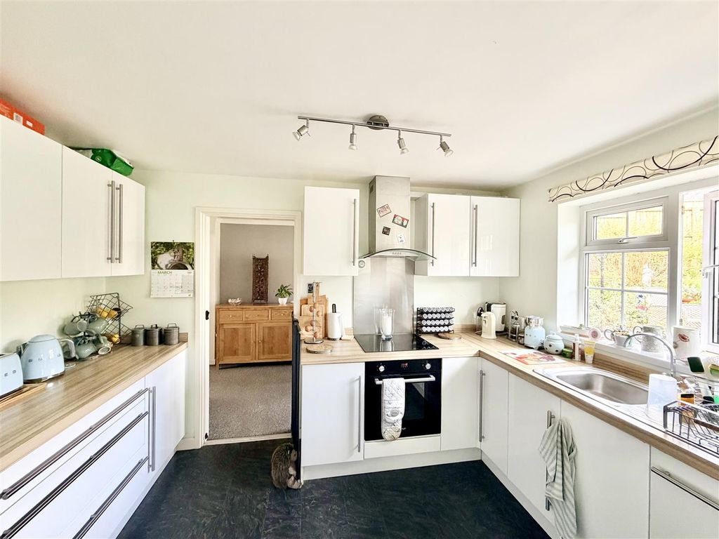 Property photo 2 of 25 Kitchen