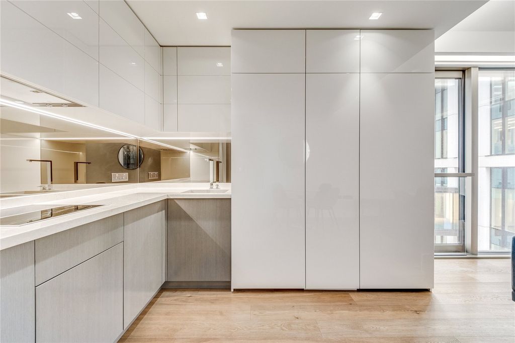 Property photo 3 of 17 Kitchen