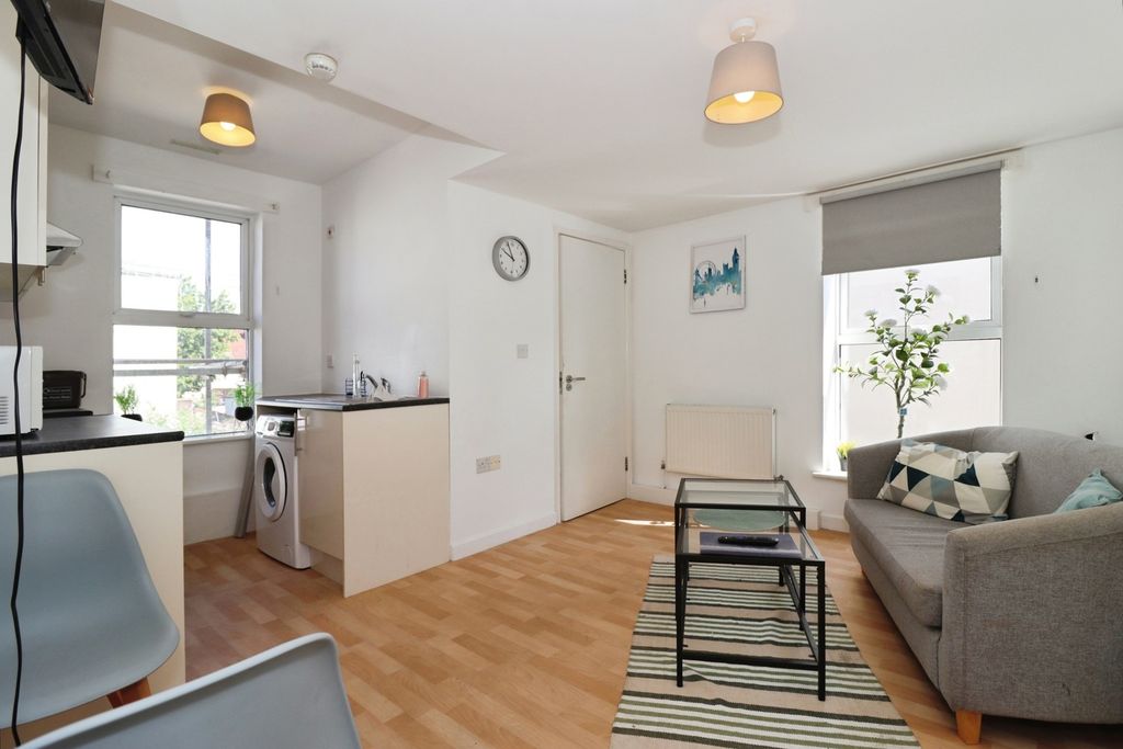 Property photo 3 of 16 Pbox-Img.Jpg