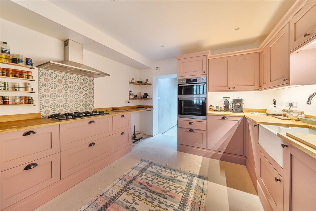 Property photo 2 of 10 Kitchen