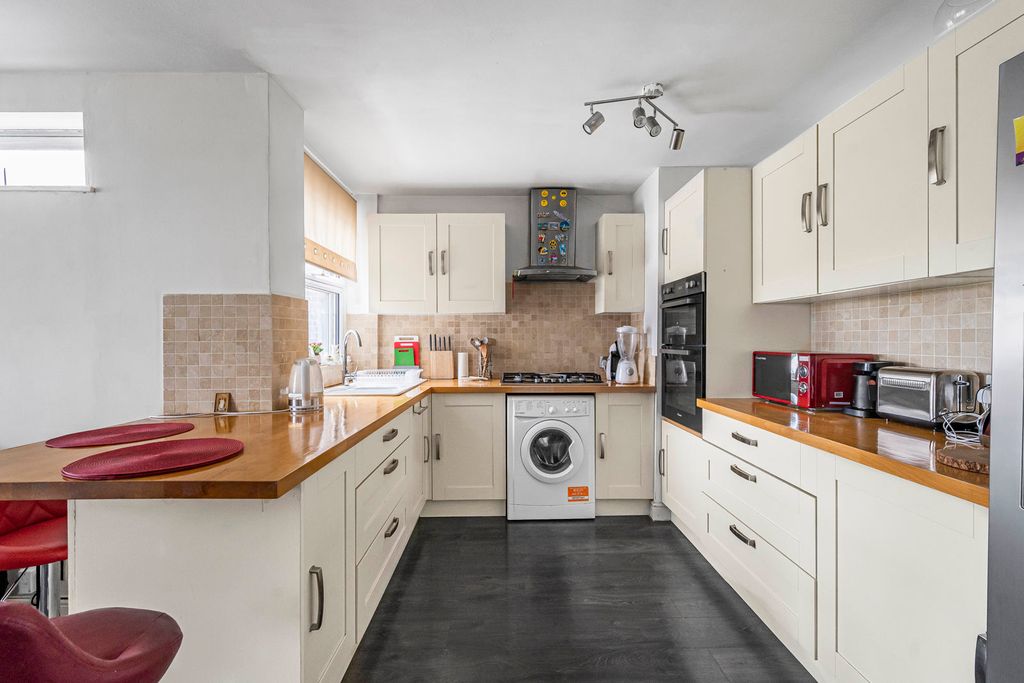 Property photo 2 of 10 Reception/Kitchen