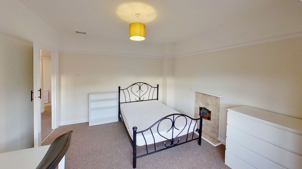 Property photo 2 of 34