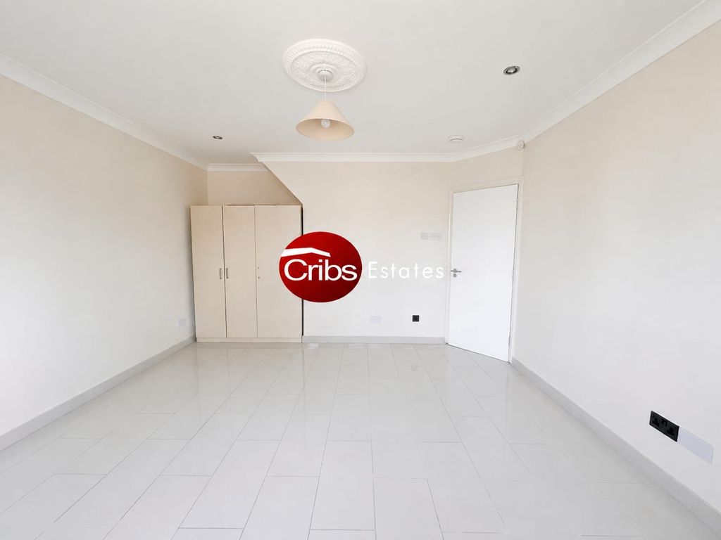 Property photo 1 of 8 Double Room To Rent In New Malden Kt3