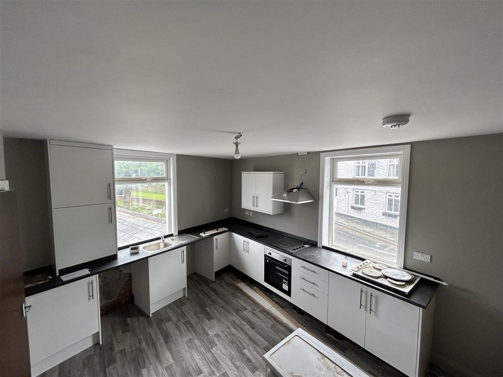 Property photo 3 of 11 Kitchen